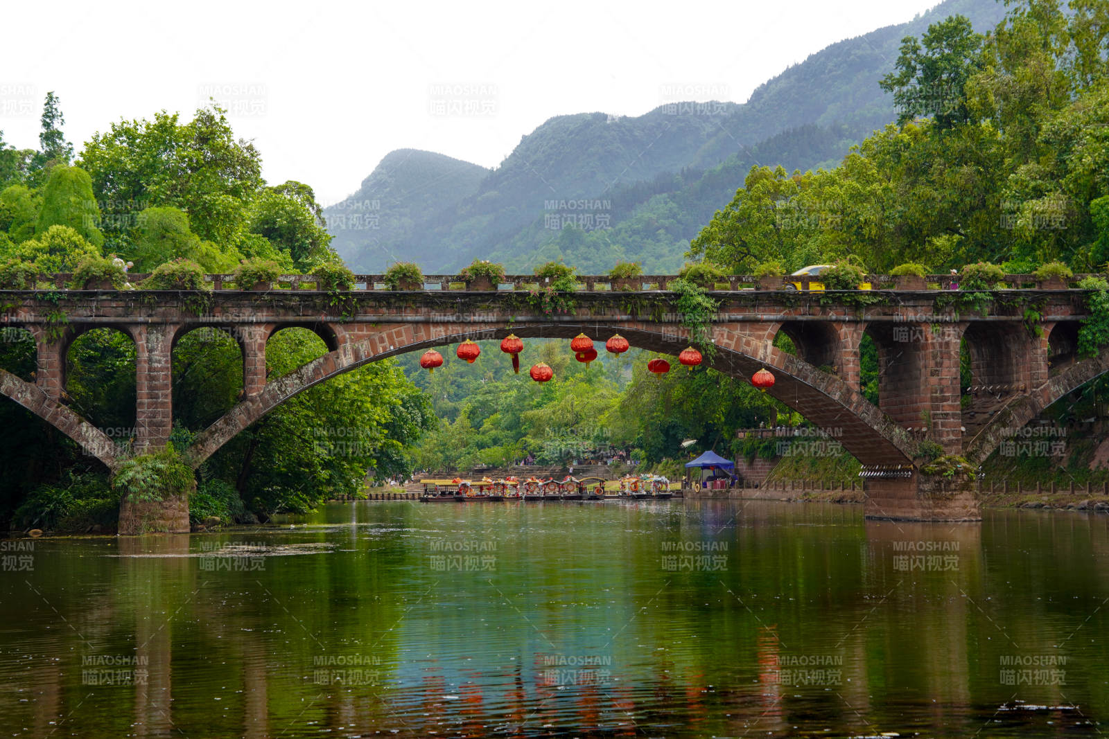 山水桥影 红灯映水图片