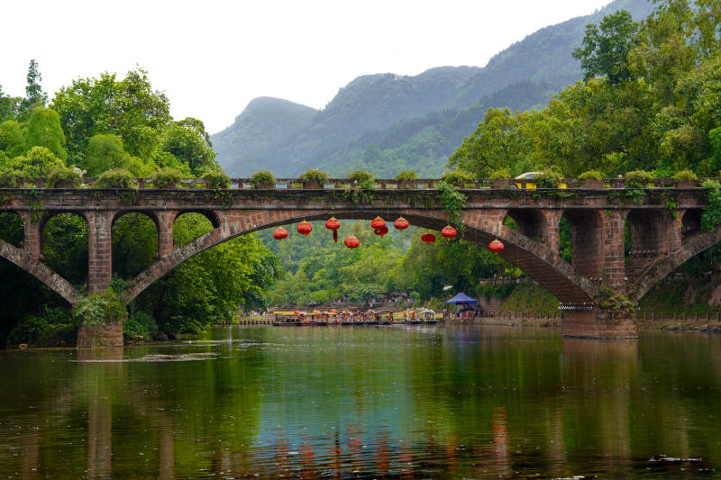 山水桥影 红灯映水图片