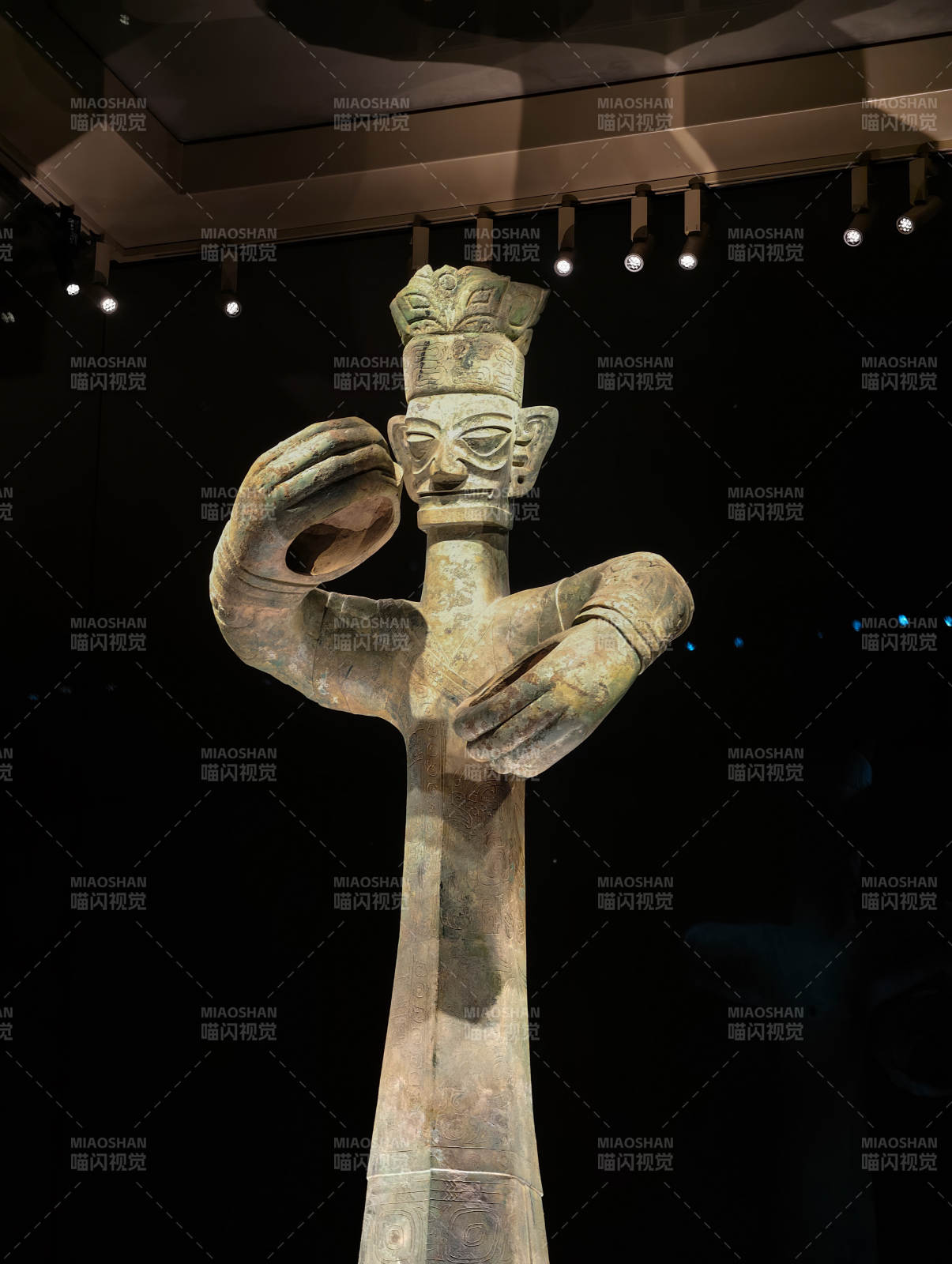 青铜大立人像图片