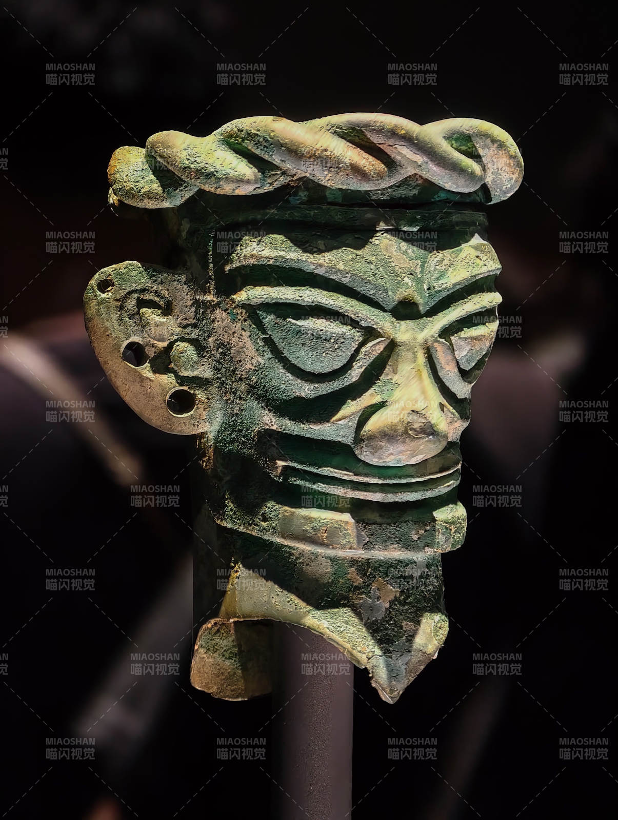 青铜面具特写图片