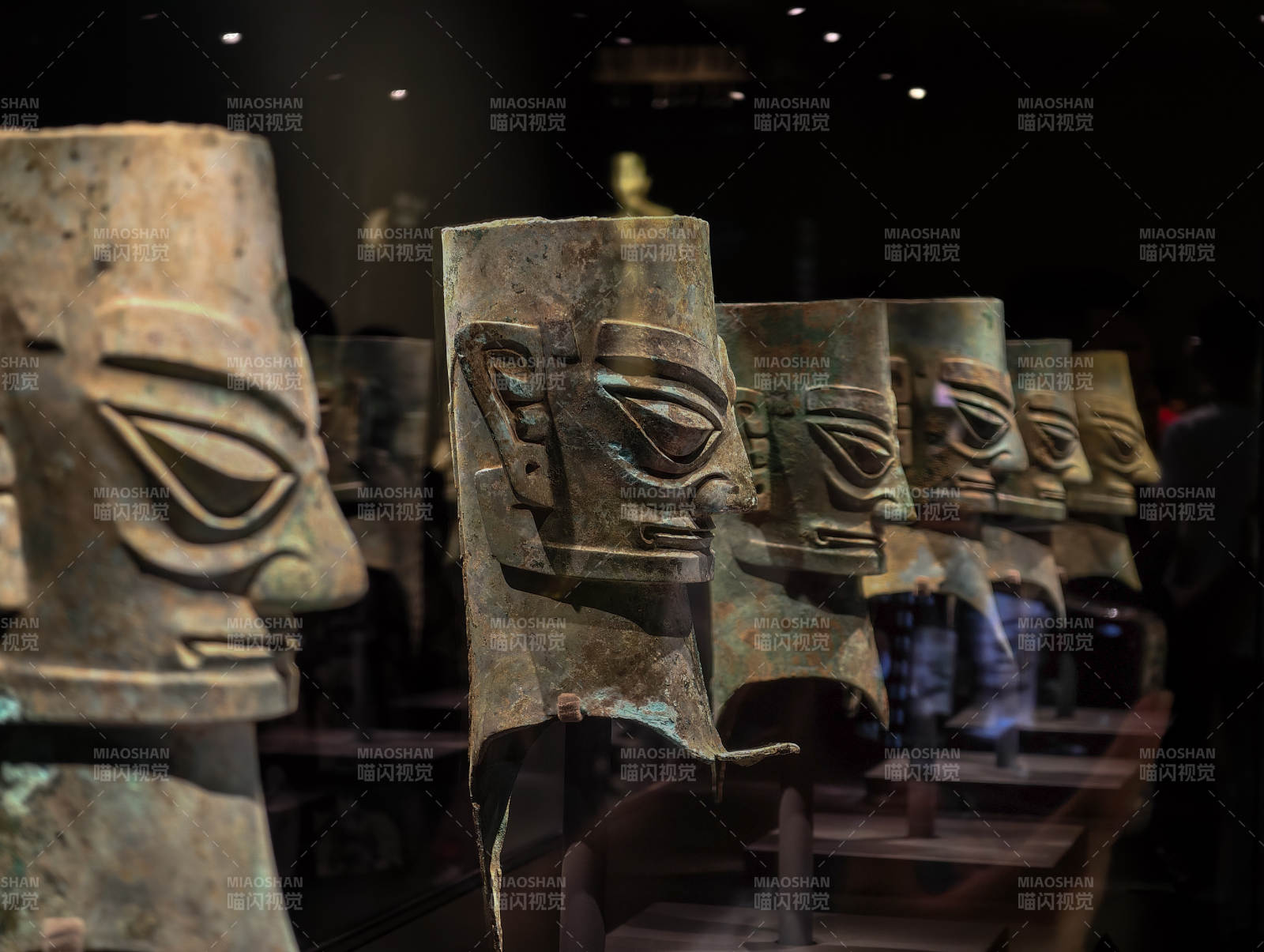 青铜面具陈列图片