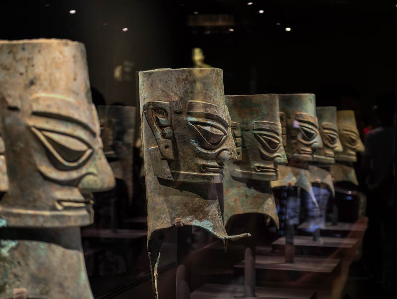 青铜面具陈列图片