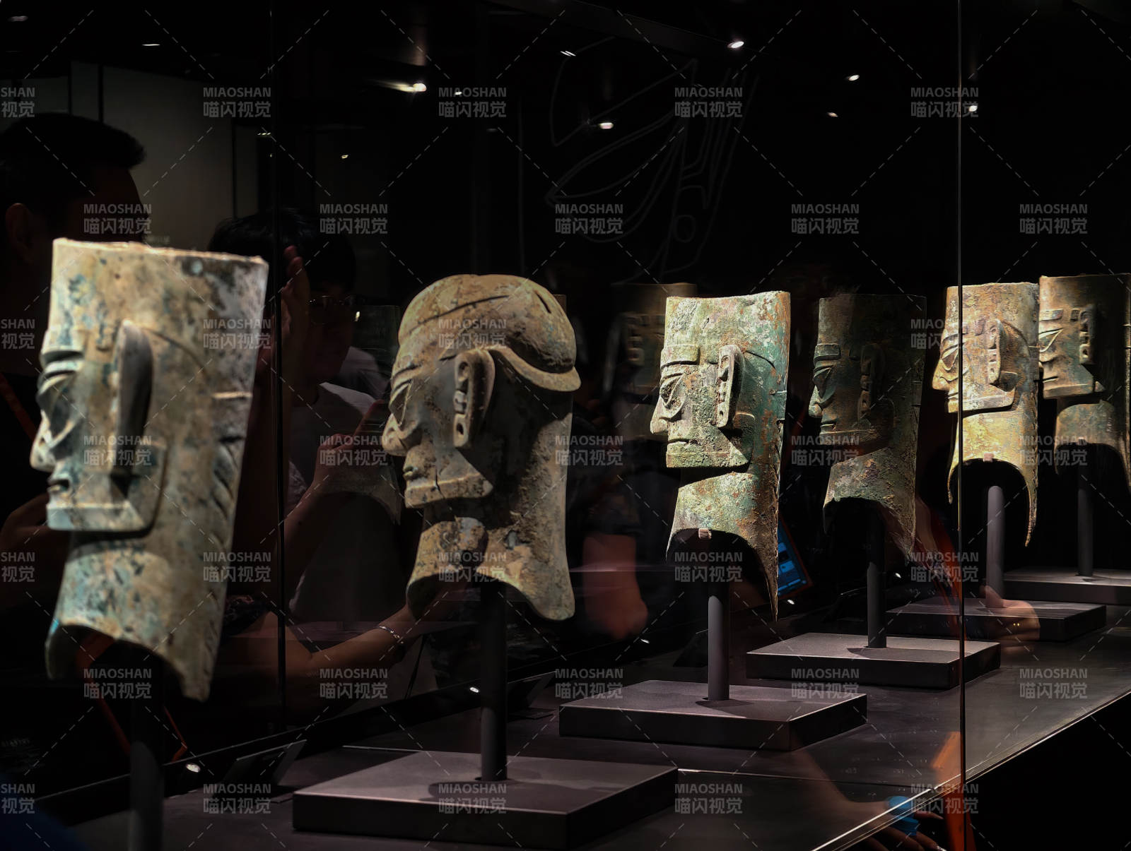 青铜面具展图片