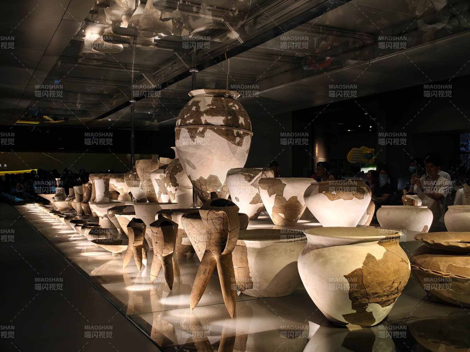 陶器展陈光影交错图片