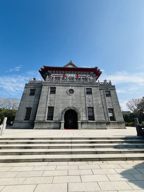 宏伟建筑迎蓝天图片