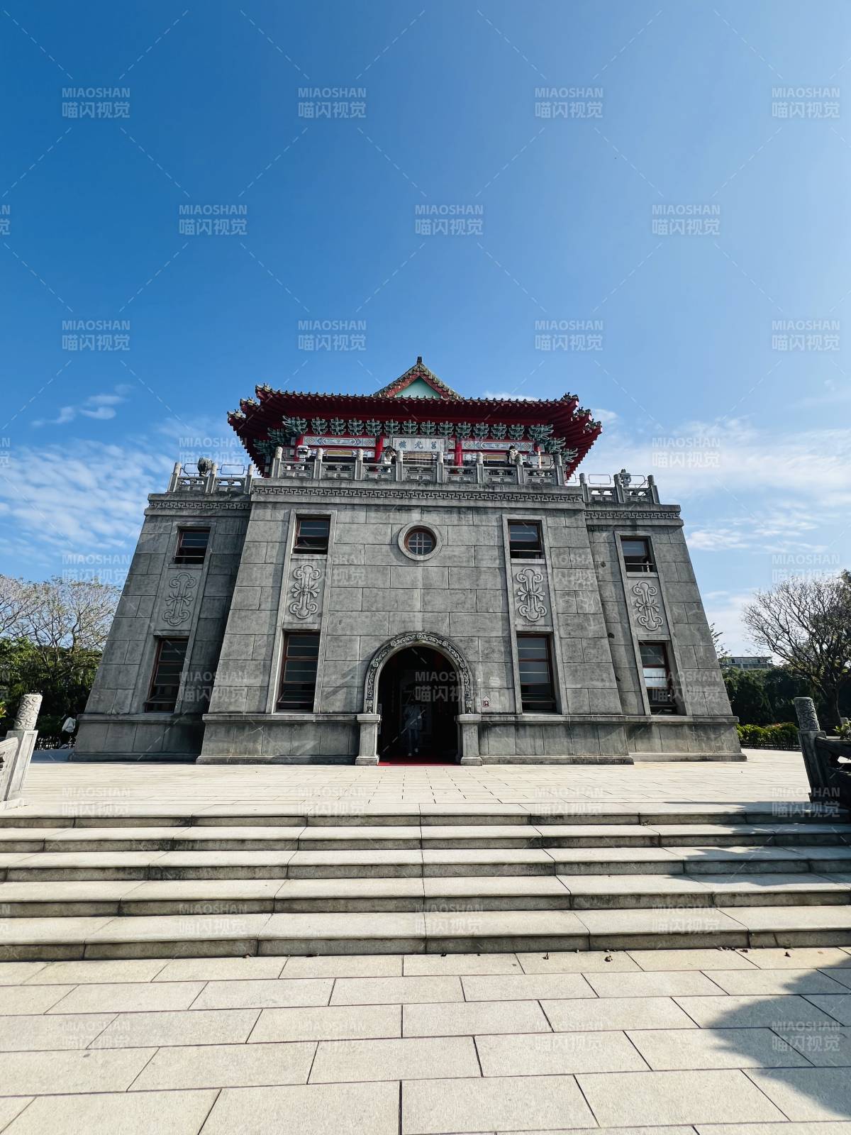 宏伟建筑迎蓝天图片