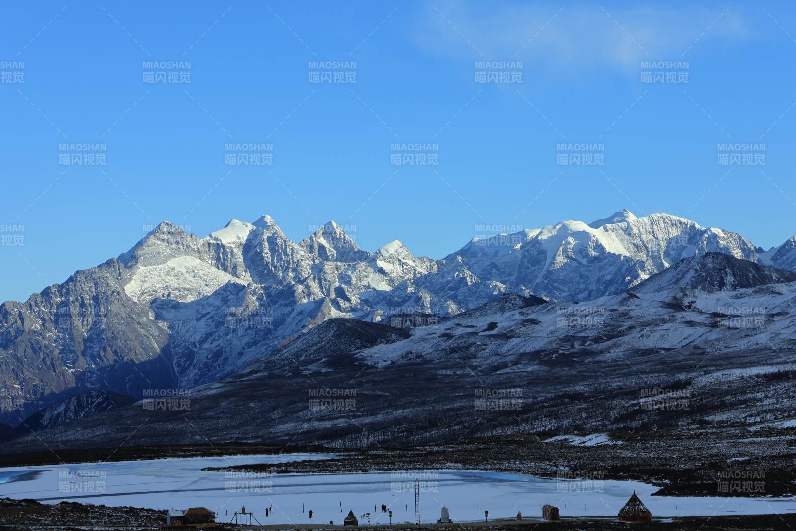 雪山映湖 蓝天如洗图片