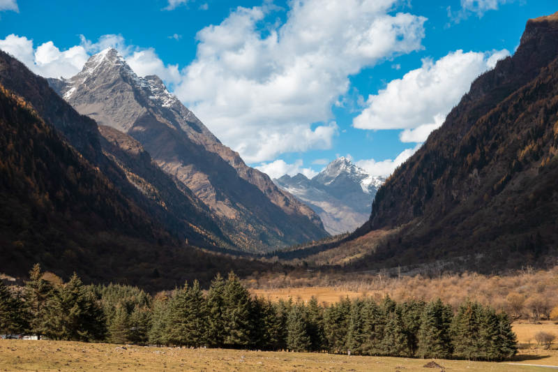 雪山峡谷秋景图片