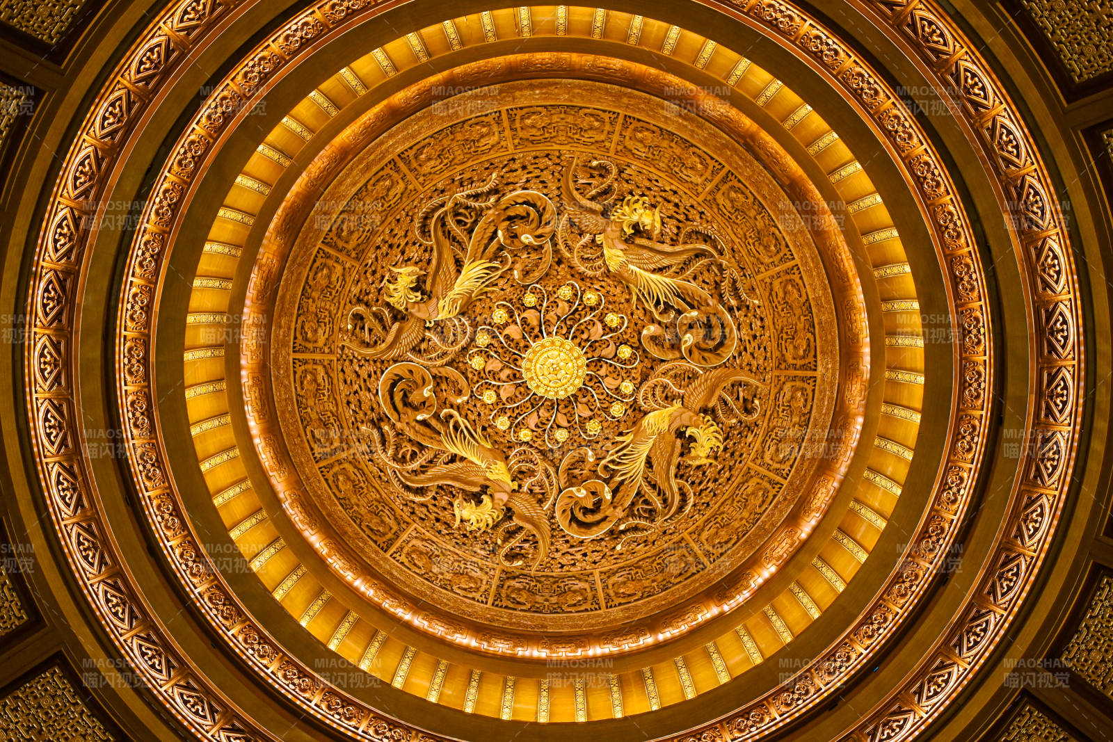 金龙盘旋穹顶图片