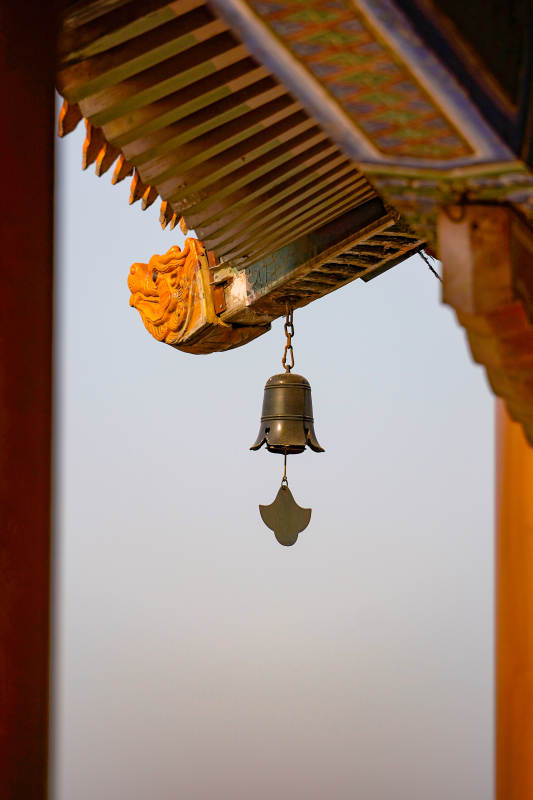 古檐风铃轻响图片