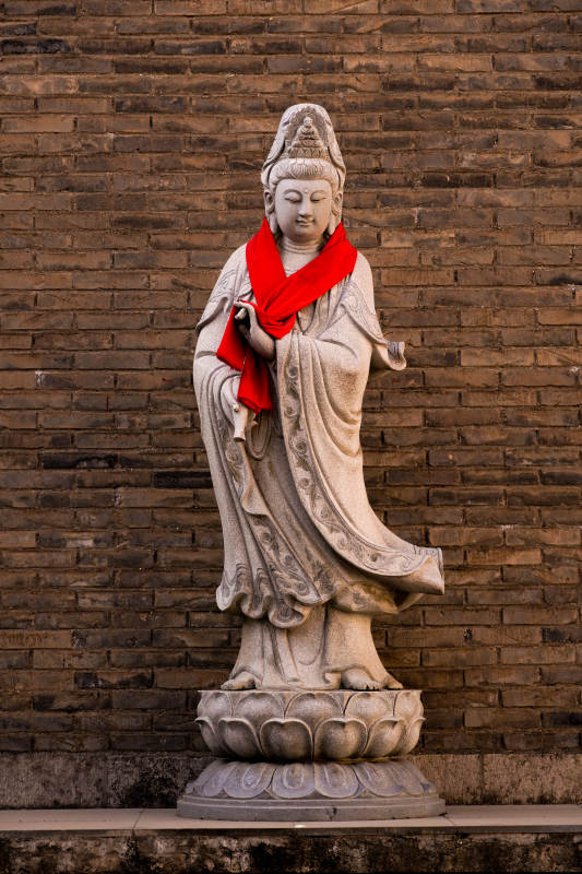 观音石像 红巾飘逸图片