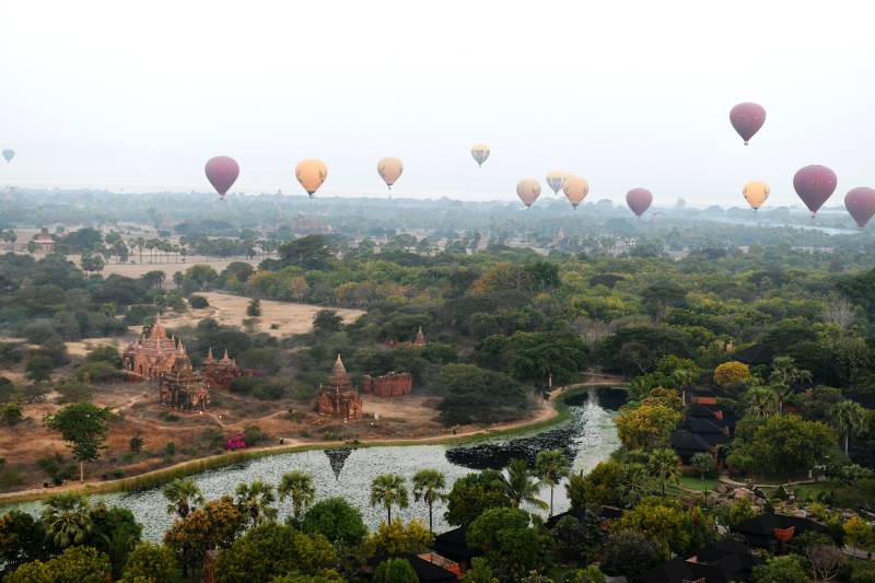 缅甸 热气球飞越古寺图片