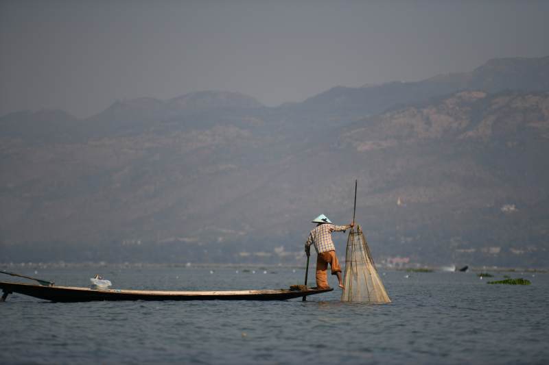 湖上捕鱼人图片