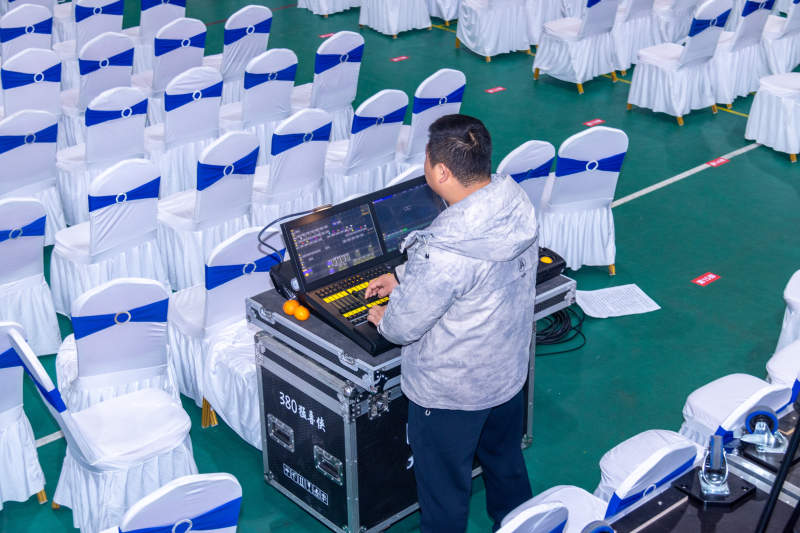 现场调音师工作图片