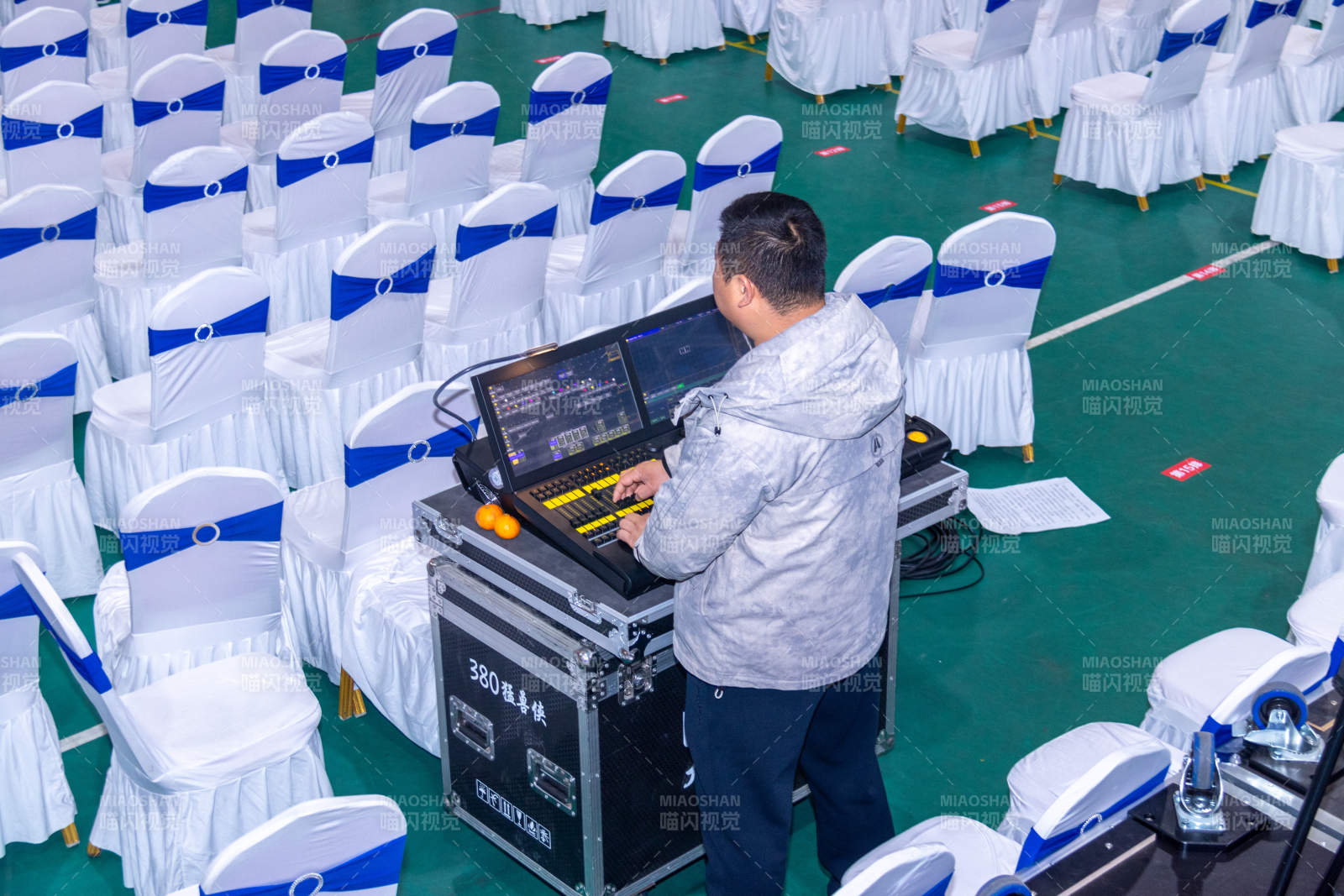 现场调音师工作图片