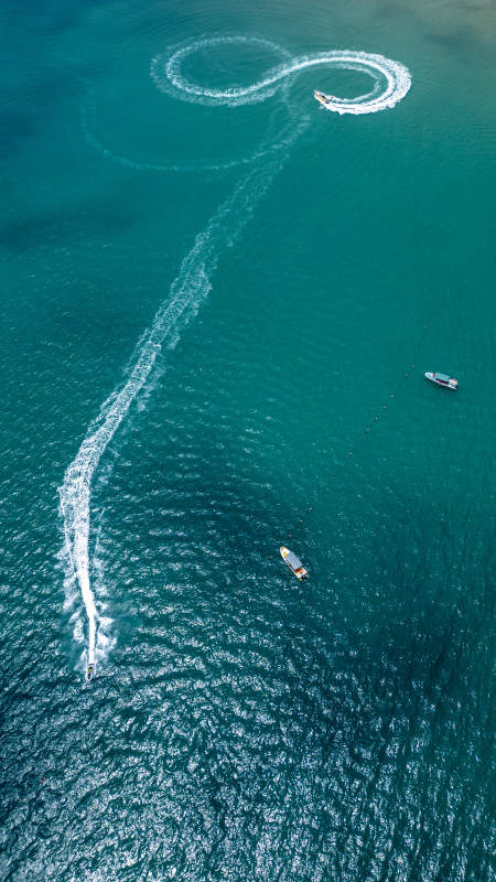 航拍海面摩托艇，碧海追浪图片