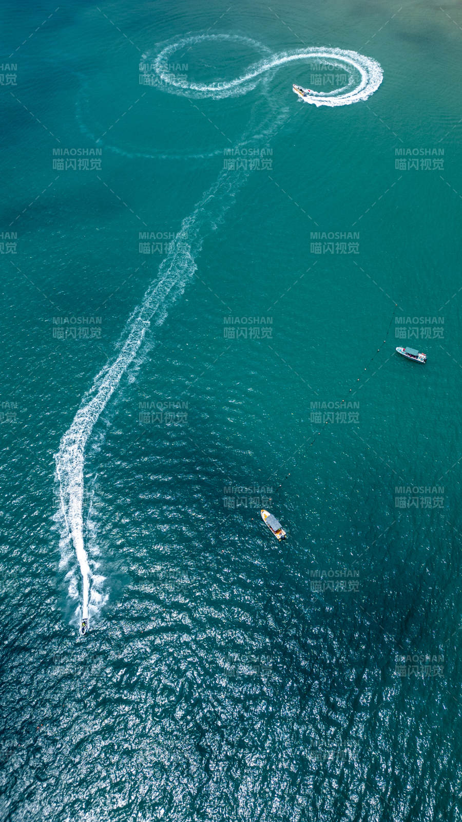 航拍海面摩托艇，碧海追浪图片