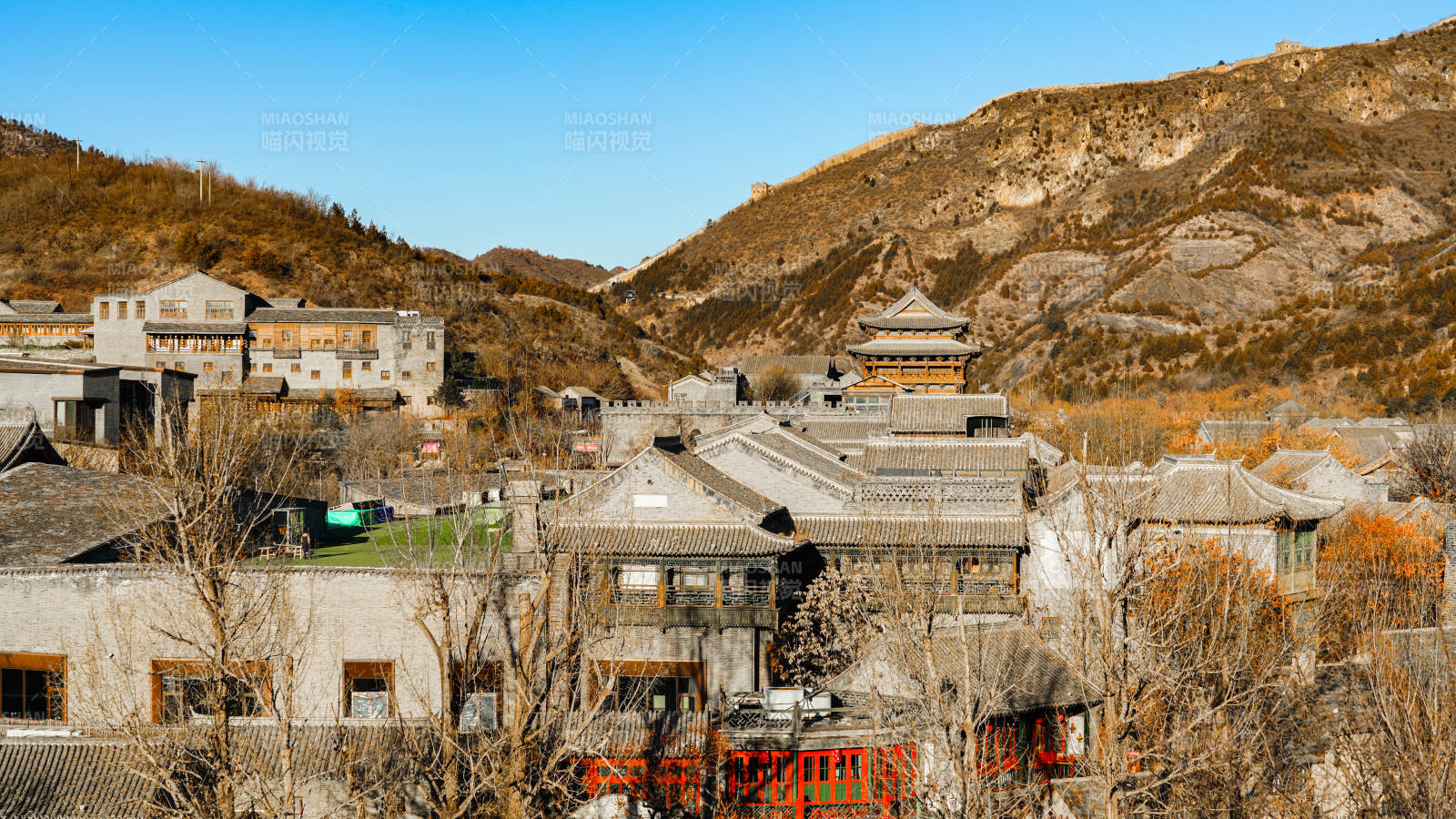 北京古北水镇山间古村落秋景图片