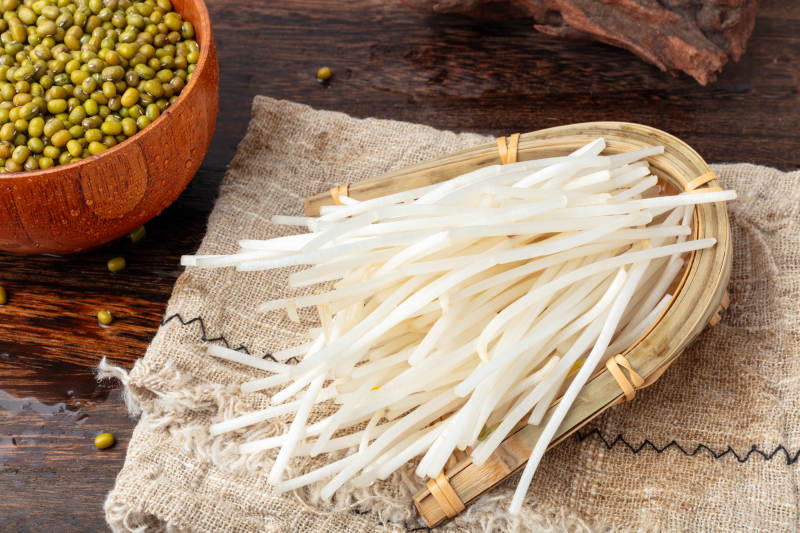 绿豆芽与绿豆静物图图片