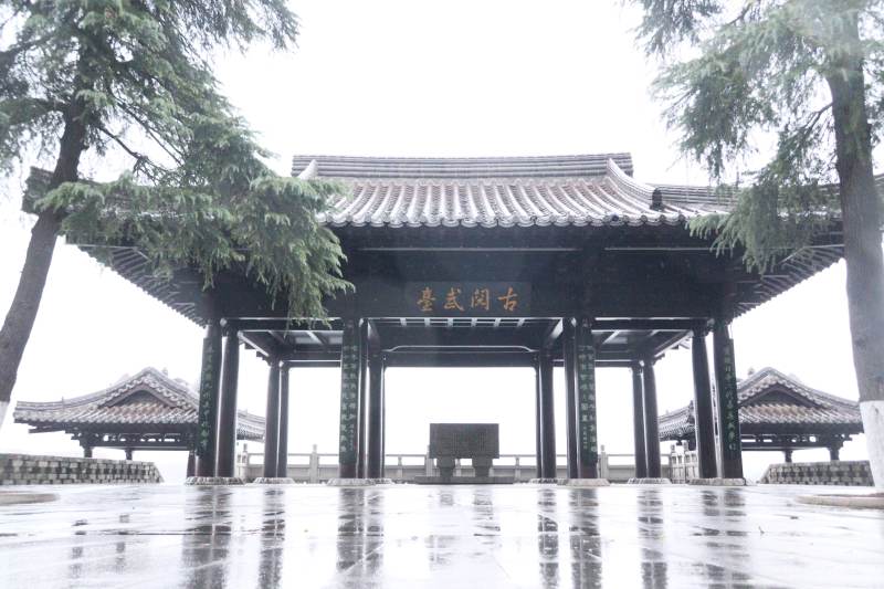 古刹雨中静谧景图片