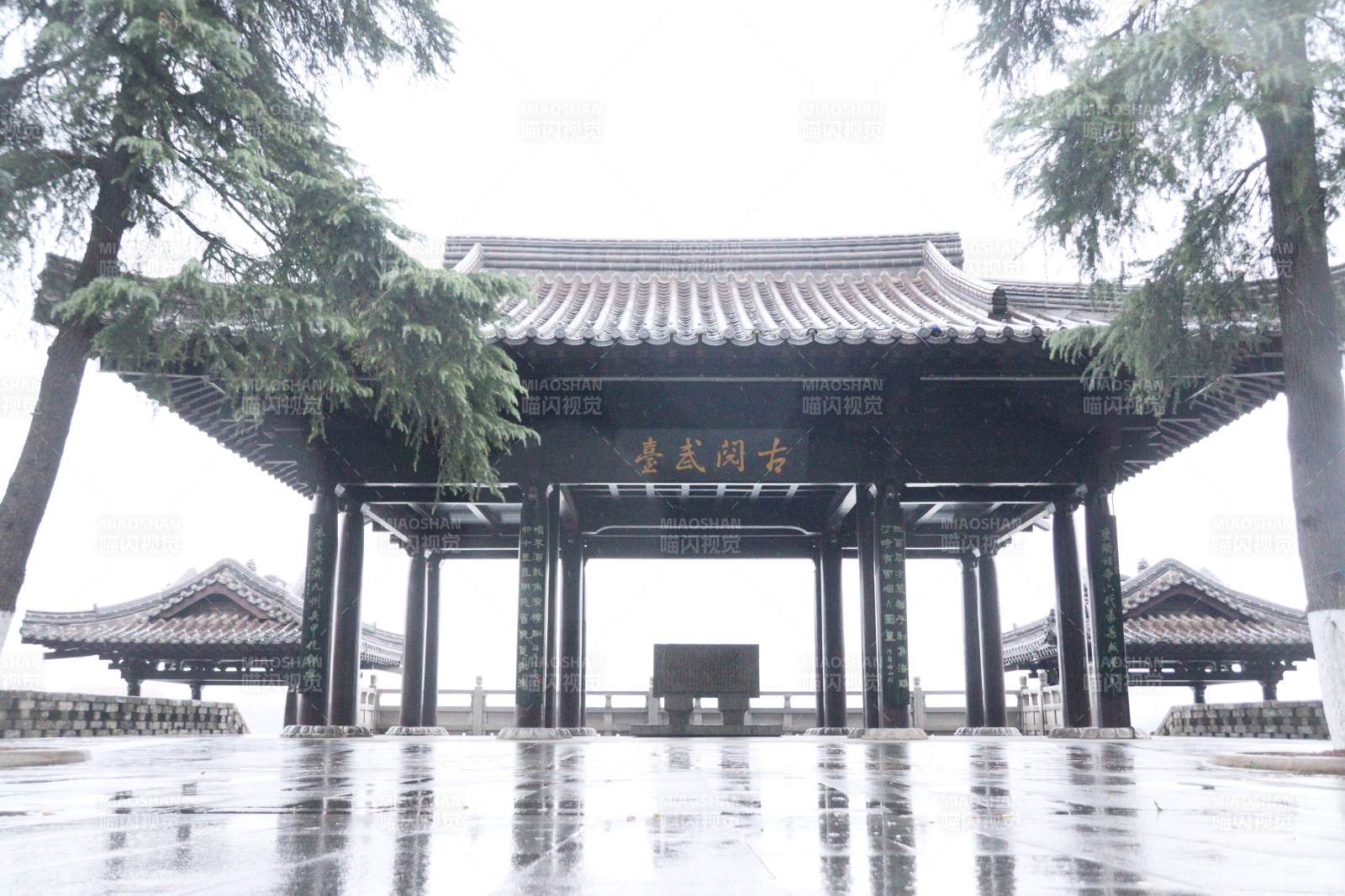 古刹雨中静谧景图片