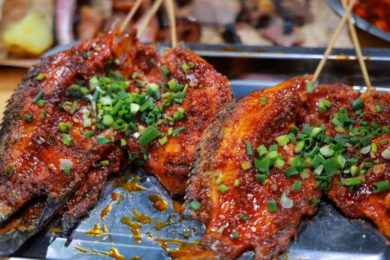 香辣烤鱼配葱花图片