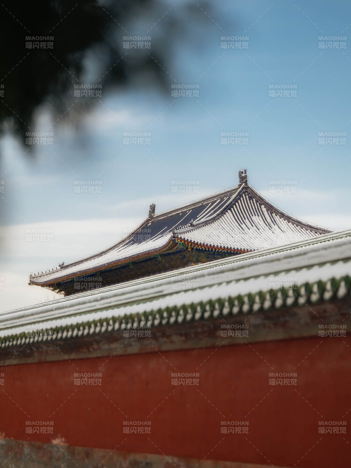 雪覆天坛古殿檐角图片