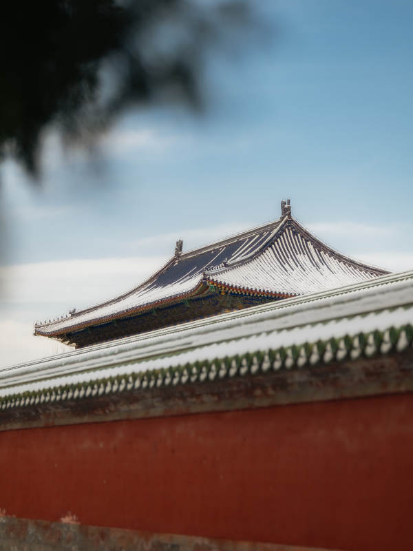 雪覆天坛古殿檐角图片