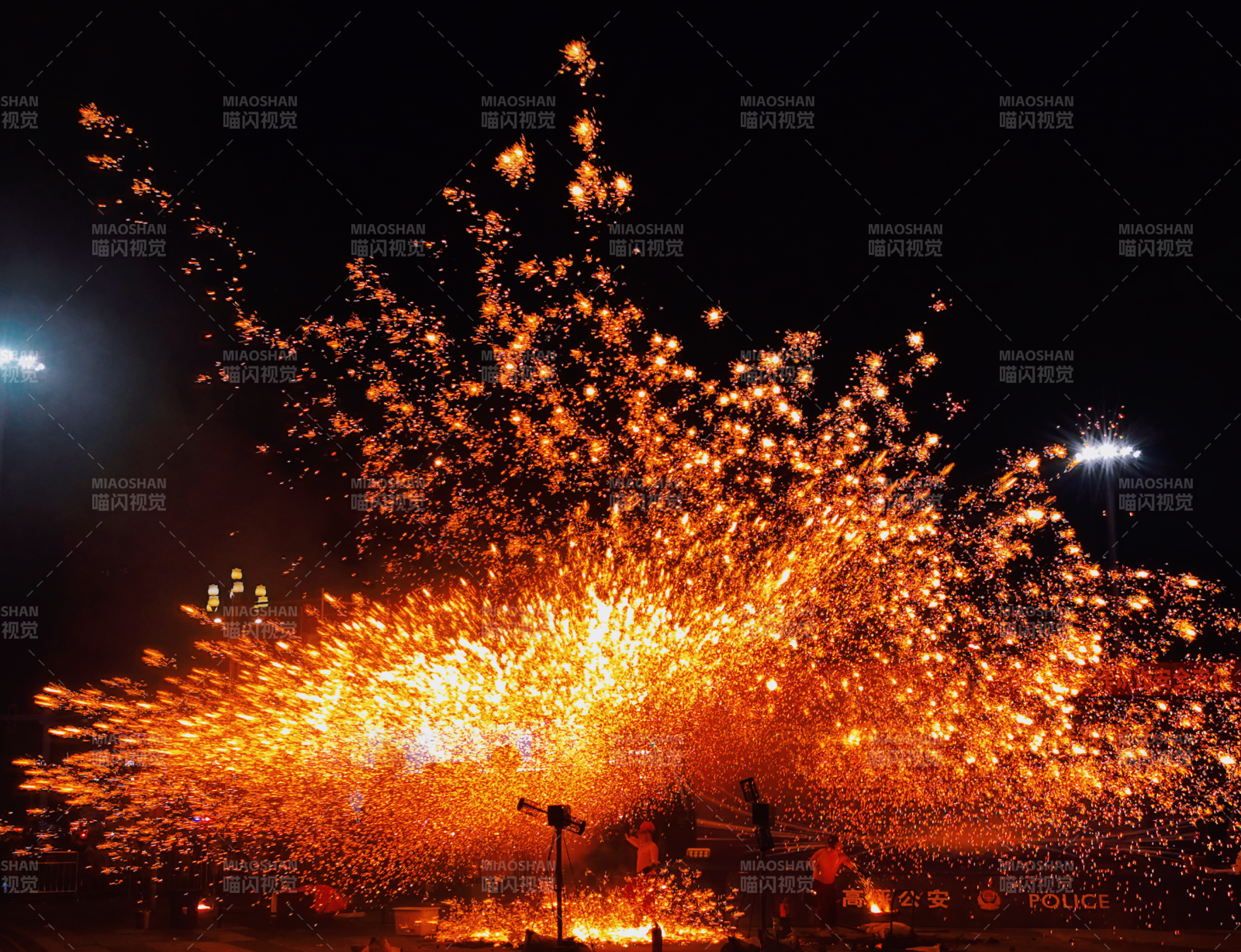 烟花绽放夜空图片