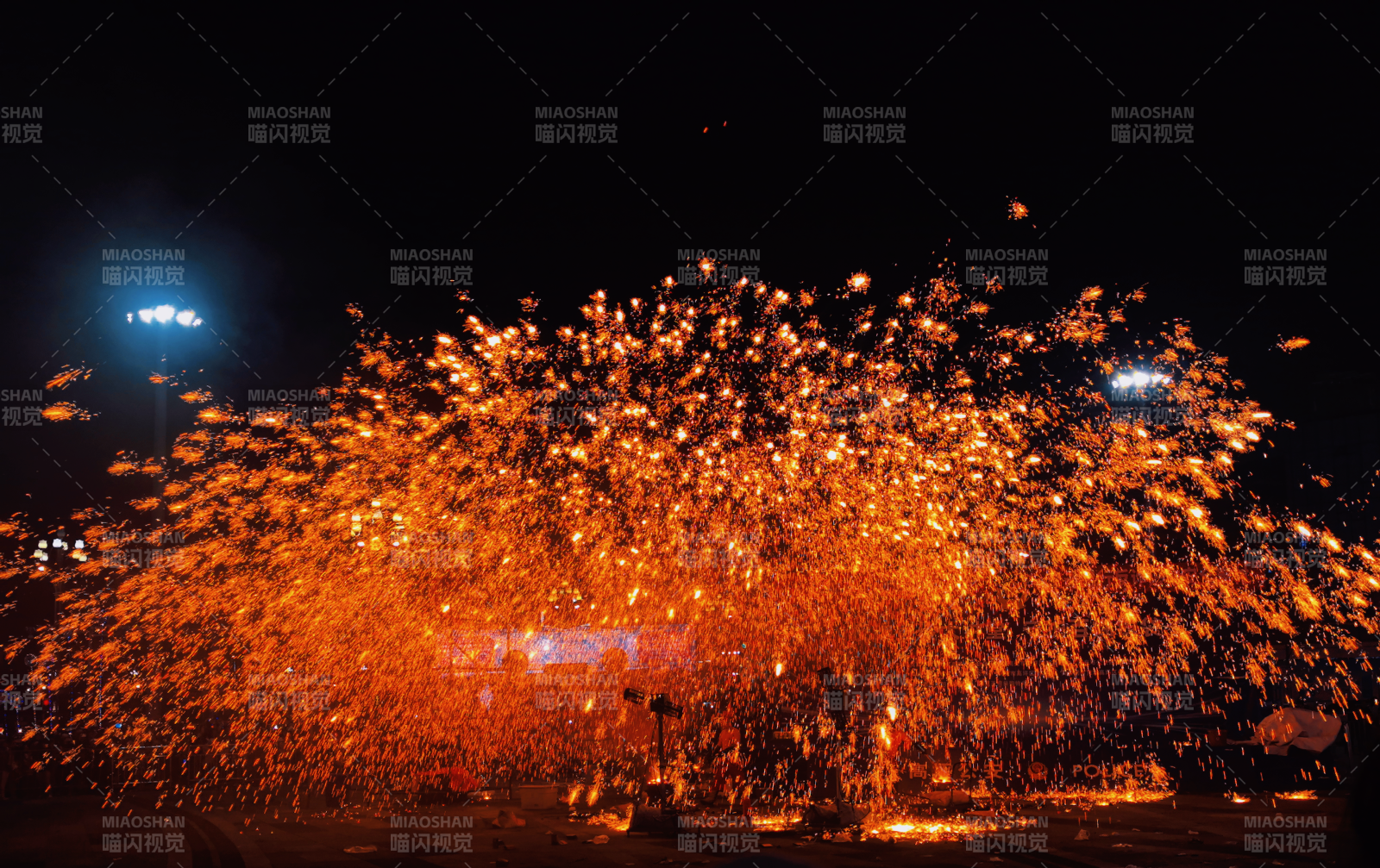 夜幕烟花绽放图片