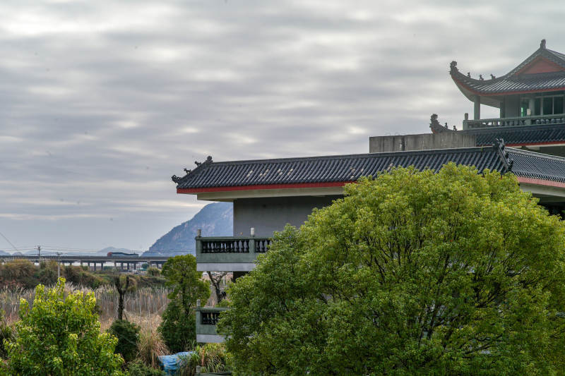古建筑与绿树相映图片