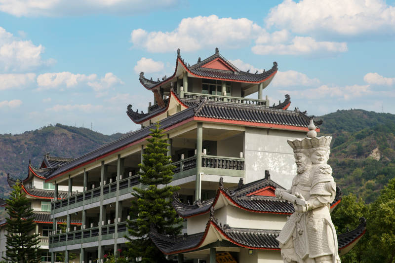 古建筑前的石像图片