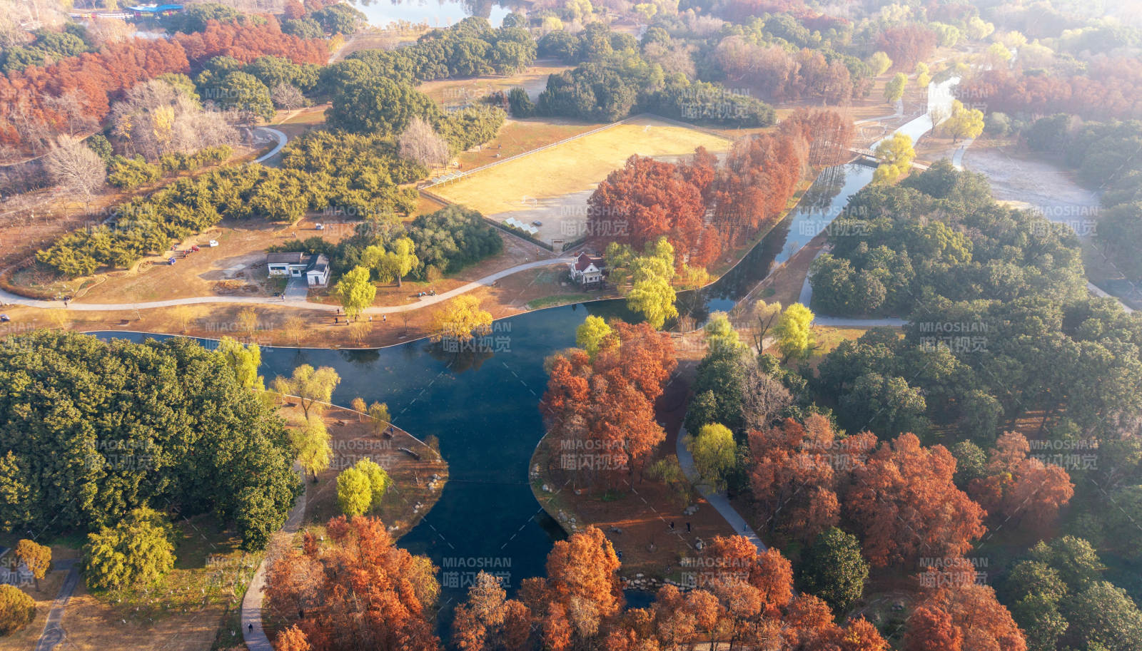 秋日湖畔风光图片