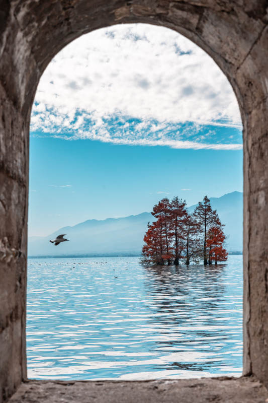 湖光秋色映拱门图片