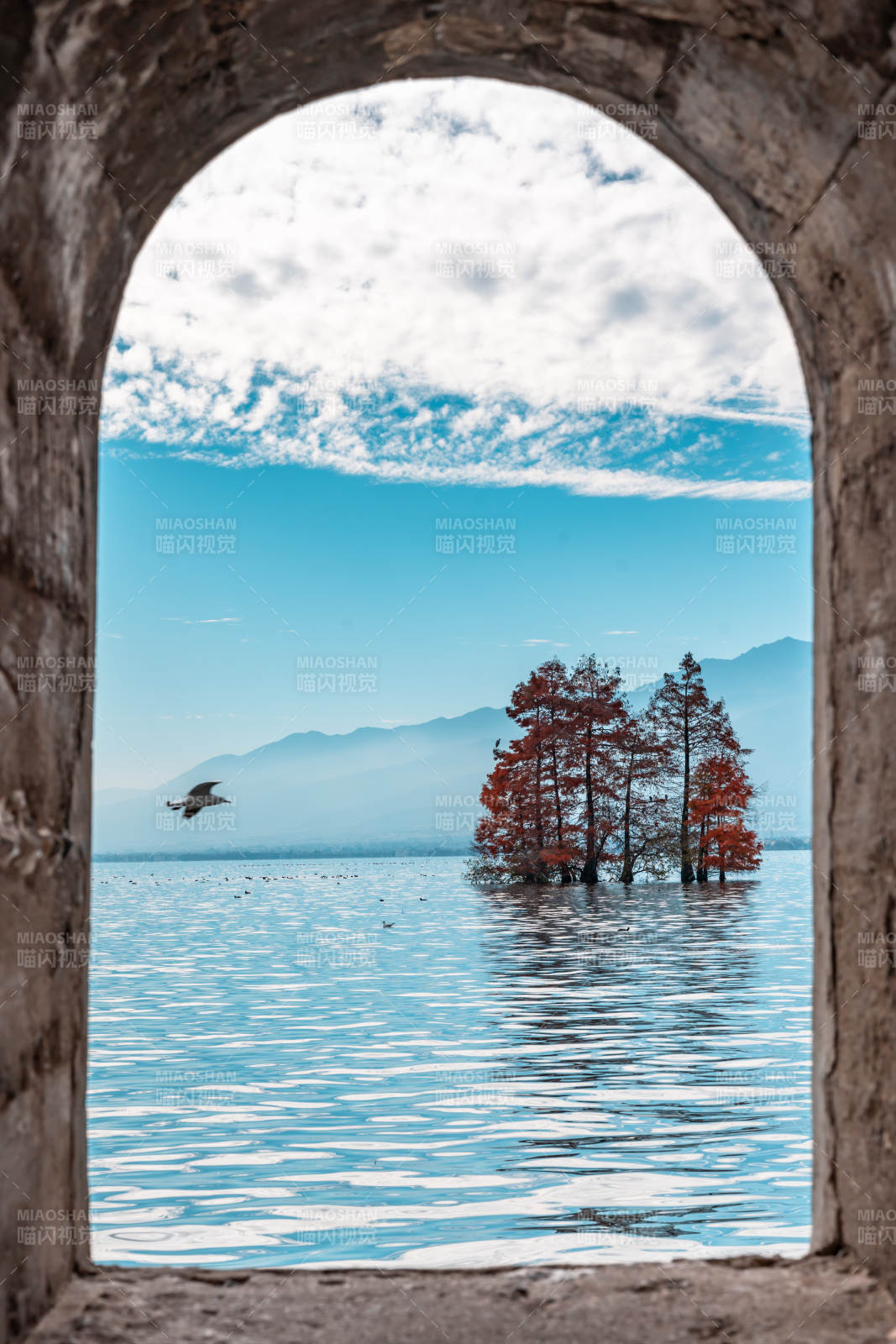 湖光秋色映拱门图片