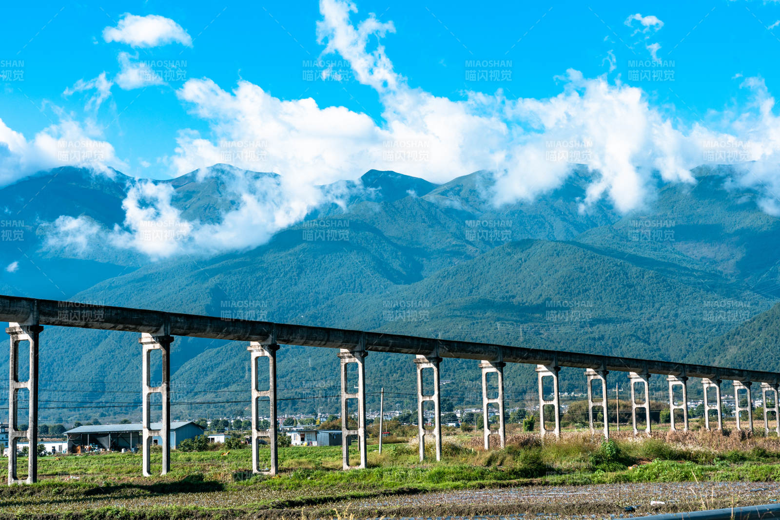 山间高架桥图片