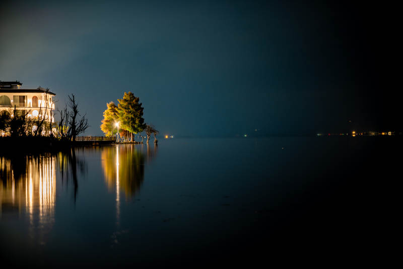 湖畔夜景静谧美图片