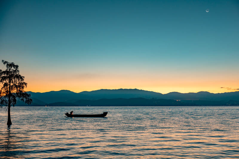 湖上孤舟暮色中图片