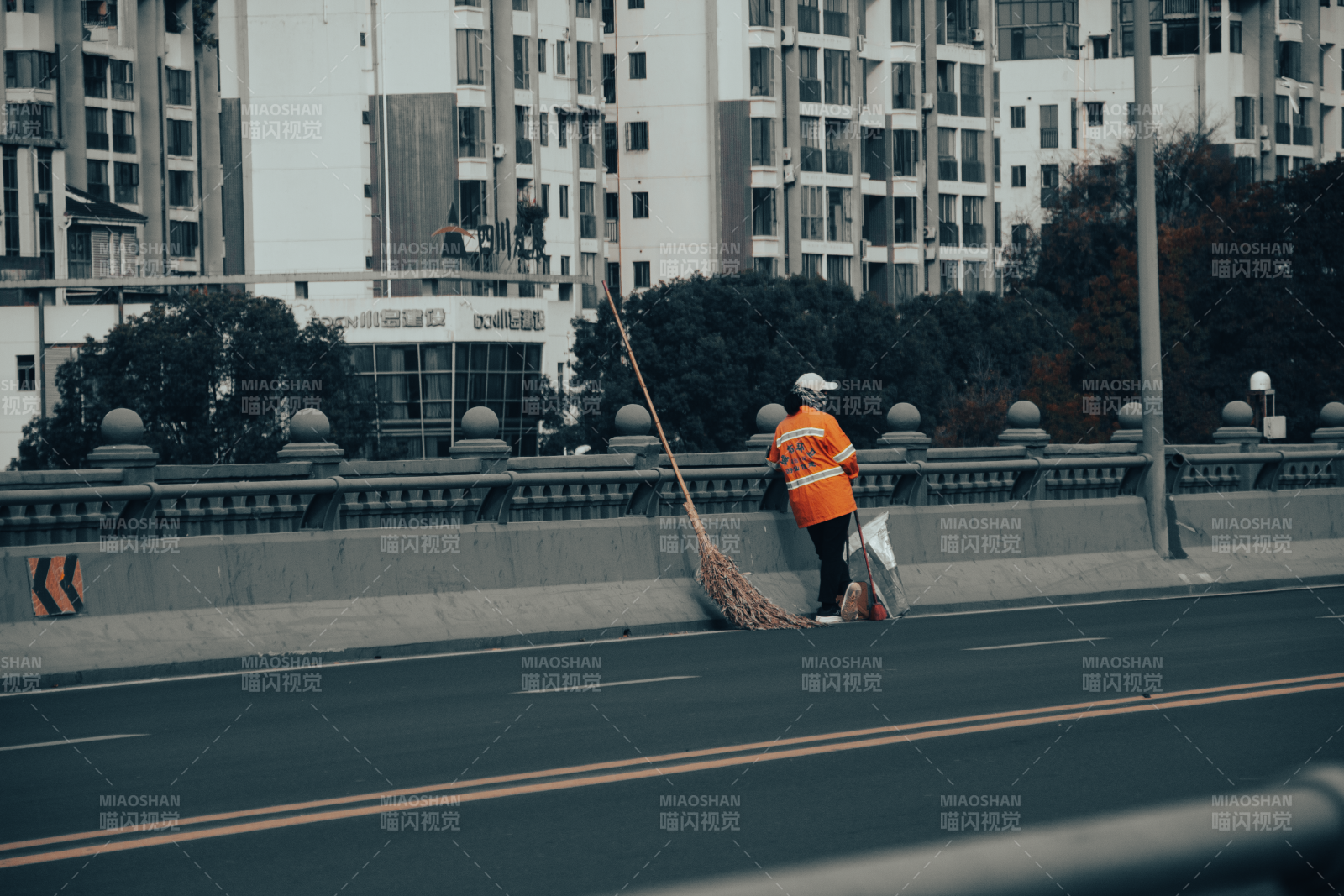 环卫工人清扫街道图片