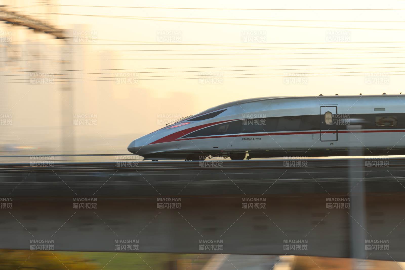 高铁疾驰而过图片