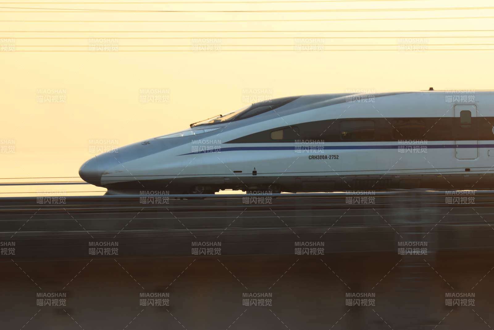 高速列车疾驰而过图片