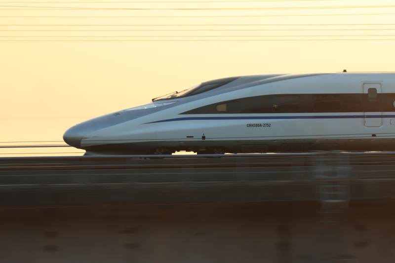 高速列车疾驰而过图片