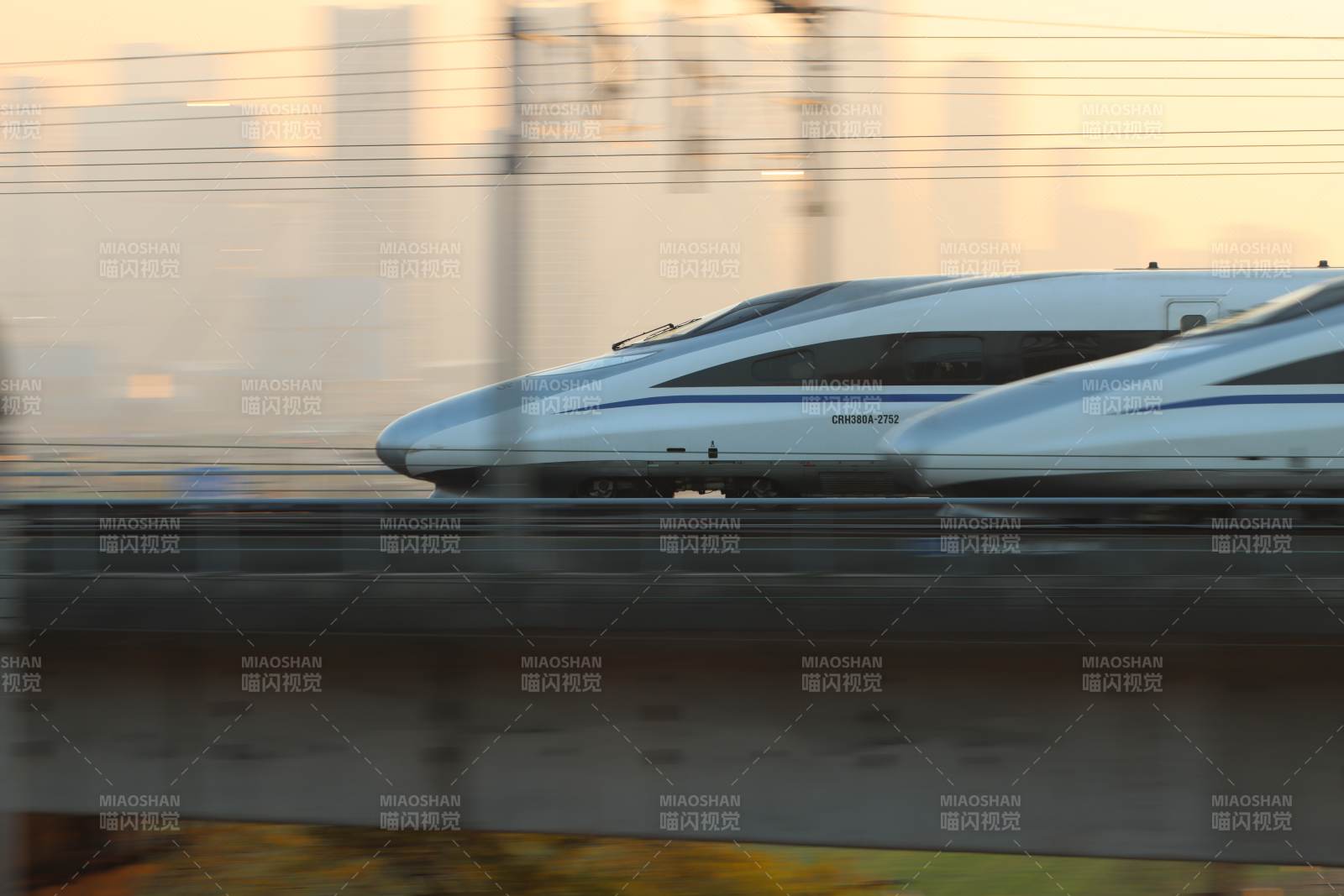 高速列车飞驰而过图片