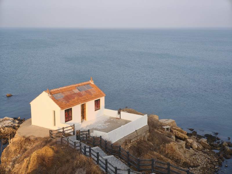 海边小屋静谧景图片
