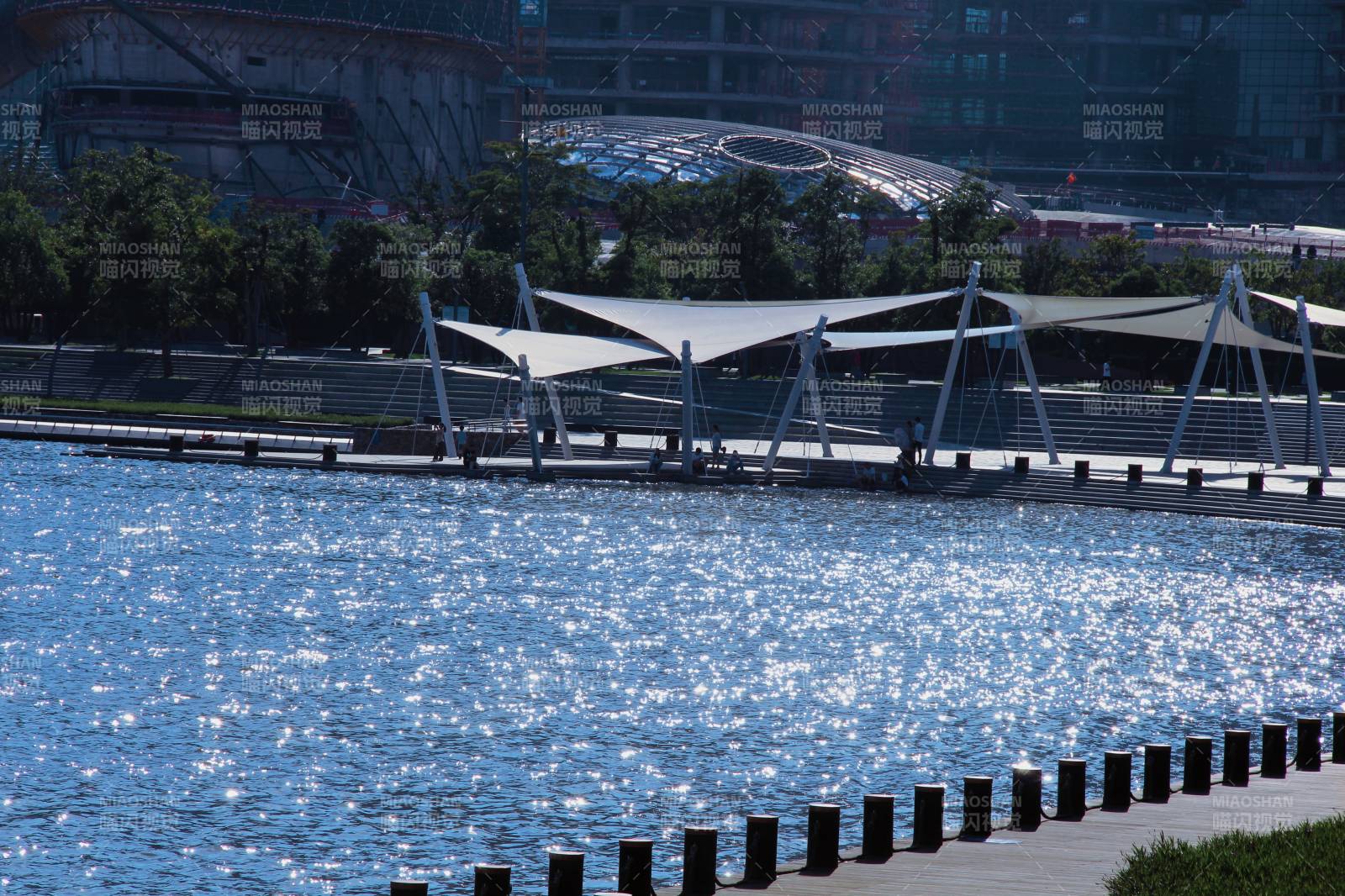 湖畔现代建筑风光图片