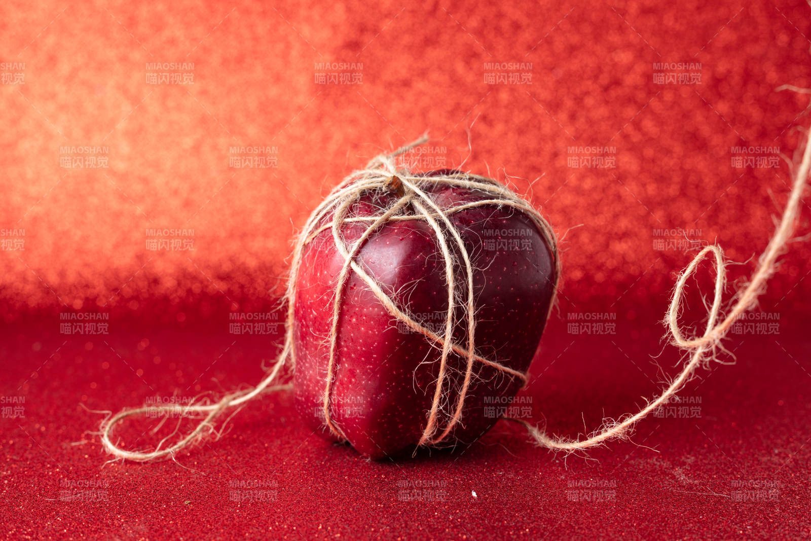 花牛苹果缠绳静物图片