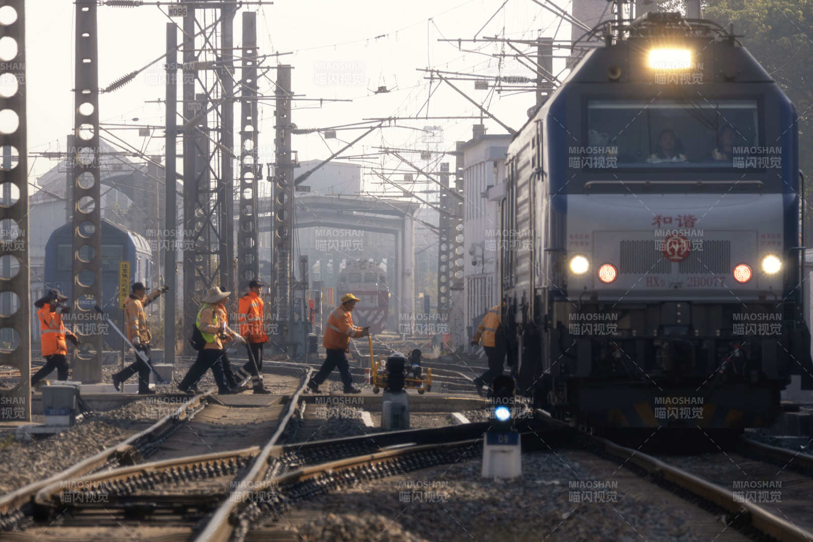 铁路工人检修作业图片