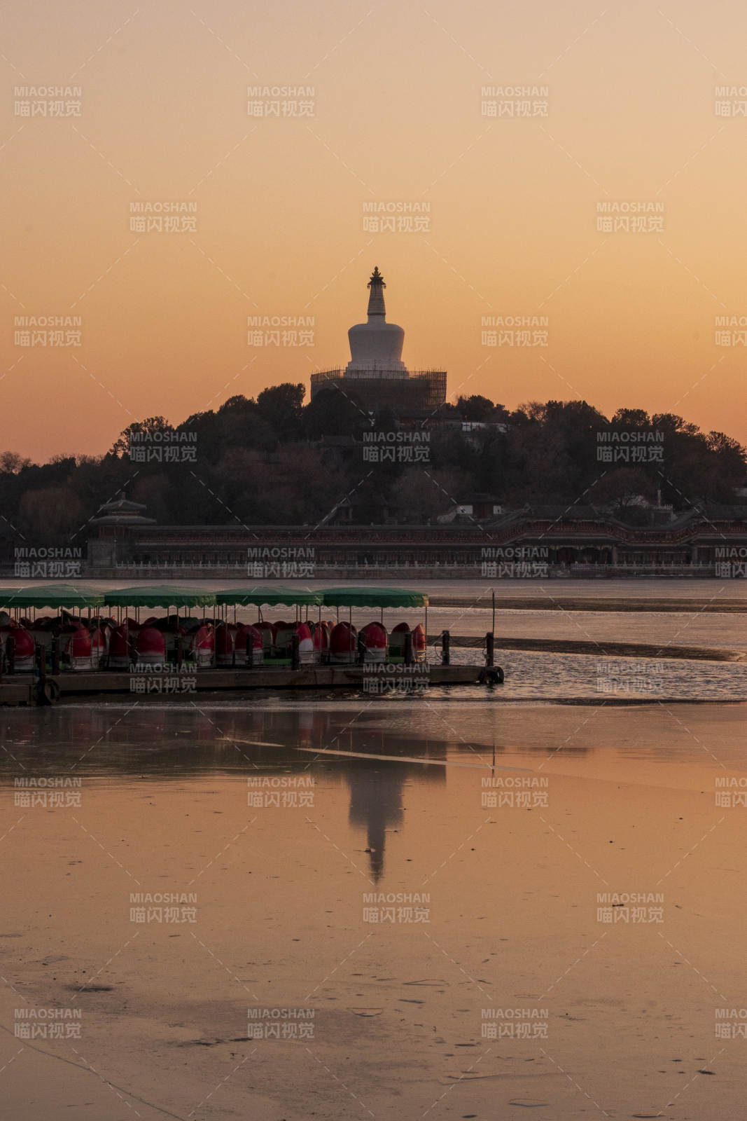 夕阳下的北海公园白塔湖景图片