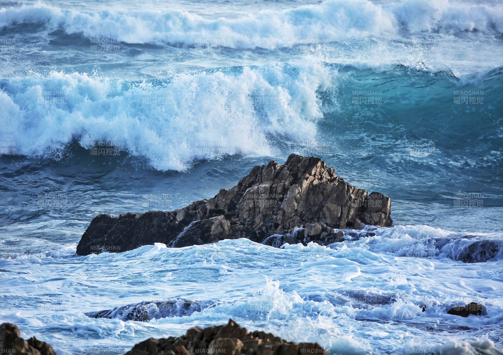 海浪拍打岩石图片