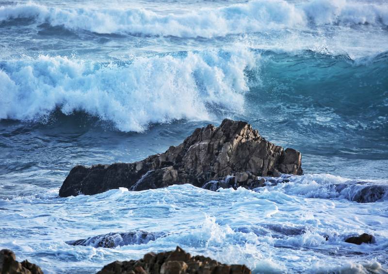 海浪拍打岩石图片
